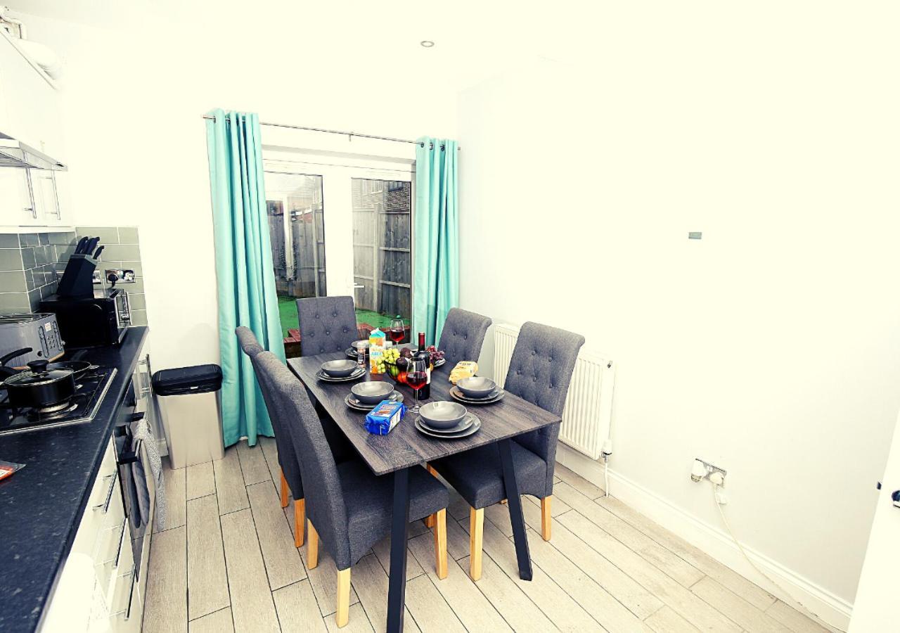 3-Bed House With Parking Near London O2 Appartement Buitenkant foto